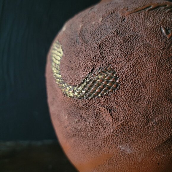 Vintage Tokoname Japanese Redware Vase With Dragon In Clouds Design Gold Accents - Picture 8 of 11